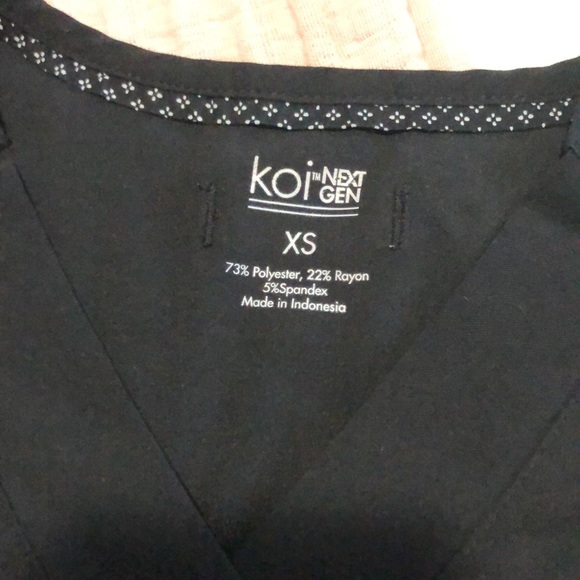 Koi scrub set. Extra small top and petite small bottom - Picture 2 of 5